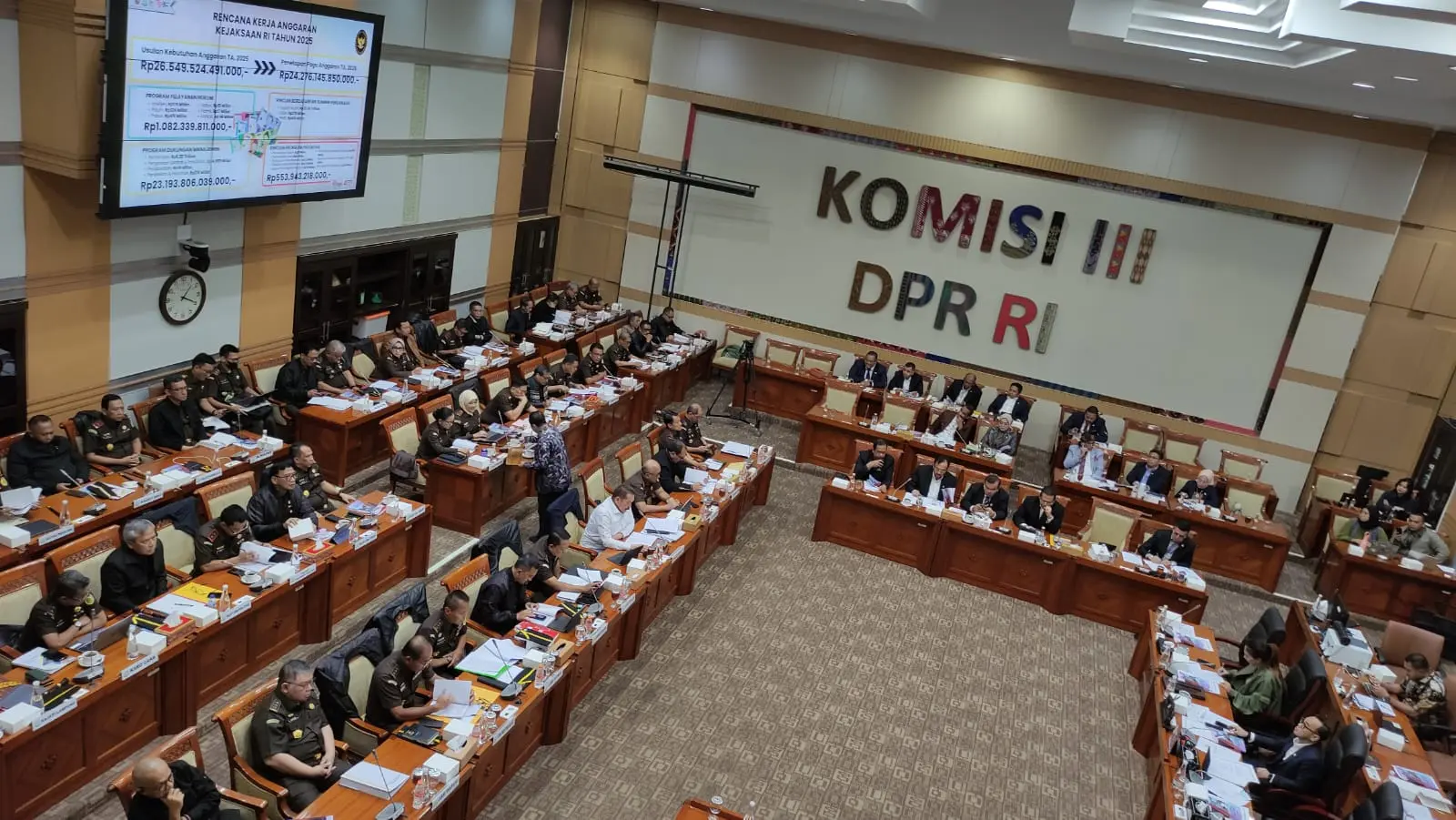 kasus-tom-lembong-komisi-iii-dpr-ri-minta-transparansi-dari-jaksa-agung