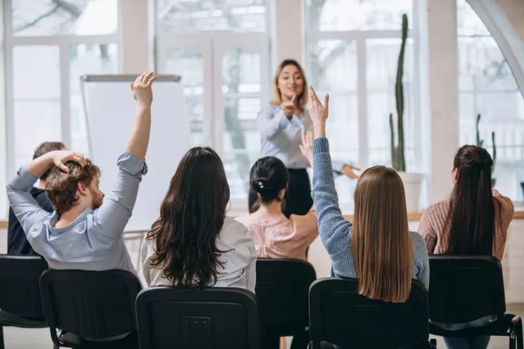 Perempuan dalam Perspektif Modern: Menggali Kekuatan, Kreativitas, dan Peran Sosial
